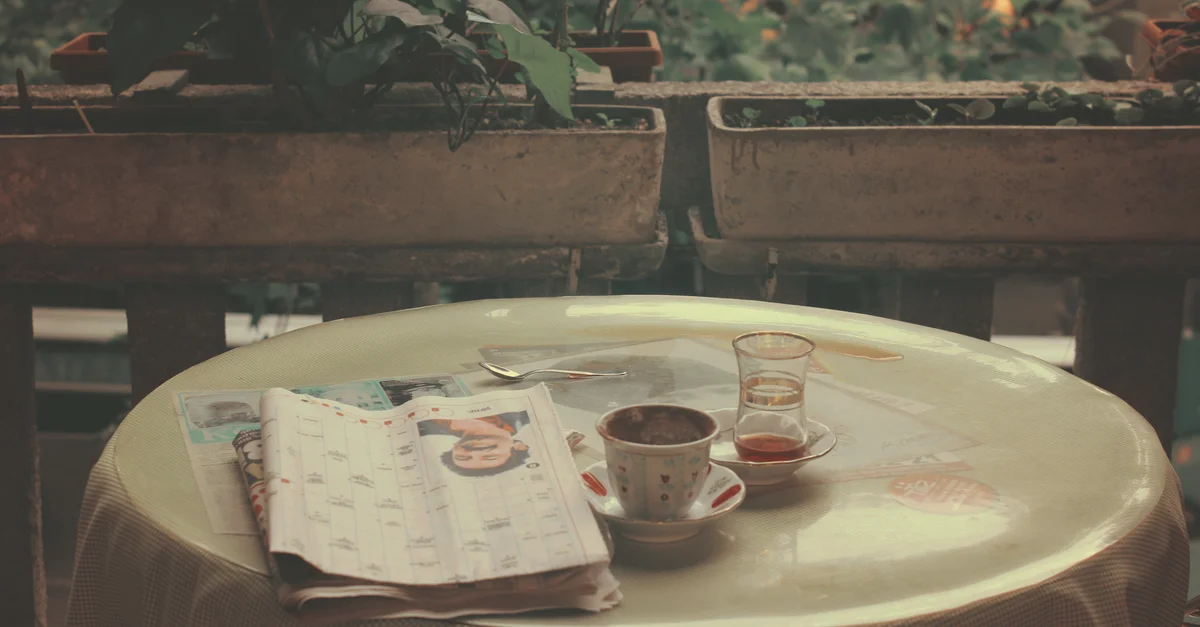 Une scène de café en plein air relaxante avec du café turc, du thé et un journal à Bursa, Türkiye.